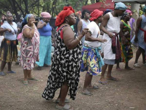 Desde el 11 de agosto, organizaciones garífunas mantienen un campamento frente a la CSJ para exigir respuestas sobre el proceso judicial contra cinco integrantes detenidos en San Juan, Tela.