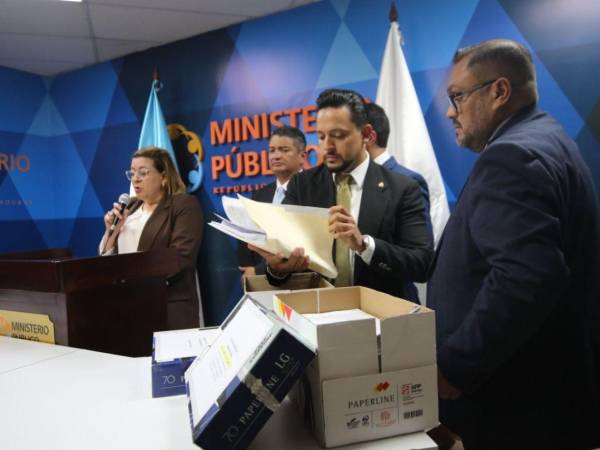 La directora general del Ministerio Público, Alicia Marcela Puerto, salió al frente este martes 26 de mayo, para garantizar una investigación sin sesgo político, luego de que autoridades del Congreso Nacional le entregaran los expedientes y documentos relacionados con los recientes juicios políticos en contra de Johel Zelaya y otros exfuncionarios. A continuación los detalles.