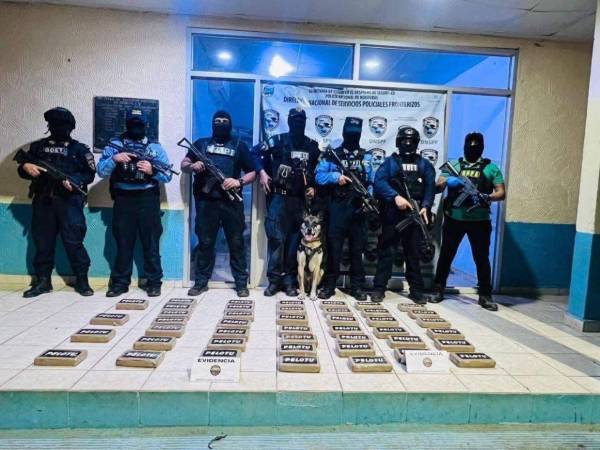 LA Dirección Nacional de Servicios Policiales Fronterizos mostró la droga decomisada.