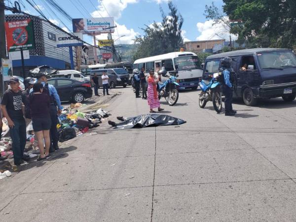 El cuerpo del anciano de 86 años quedó en uno de los carriles del transitado bulevar.