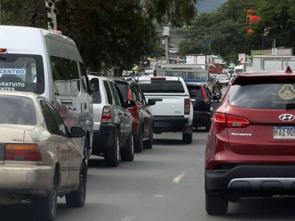 Expertos aseguran que los proyectos actuales no ofrecen soluciones reales y urgen a pensar en transporte público y mejor planificación urbana.