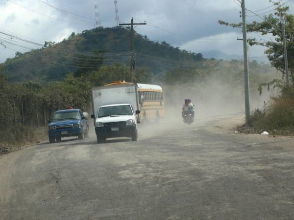 Varias obras de la SIT en el Distrito Central quedaron abandonadas, dejando calles y carreteras sin terminar tras promesas de la SIT.