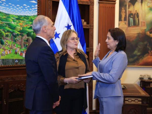 Los gobernadores políticos en Honduras son representantes del Poder Ejecutivo y dependen de la Secretaría de Gobernación, Justicia y descentralización.