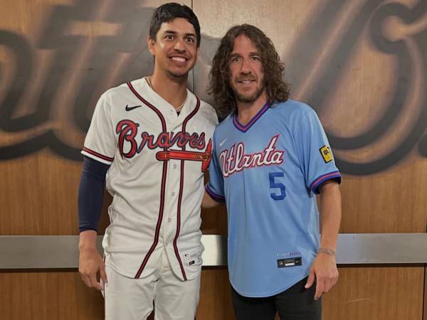 Mauricio Dubón junto a Carles Puyol.