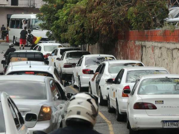 Uno de los sectores donde ya se intervino esta situación es la colonia 21 de Octubre, donde funciona uno de los puntos de taxi considerados de mayor tamaño en la ciudad.