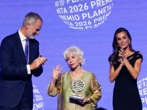 La escritora chilena Isabel Allende (centro), acompañada por los reyes de España Felipe y Letizia, gana el Premio Planeta 2026 con 'La hora antes del Alba', en la 75 edición del Premio Planeta de novela.