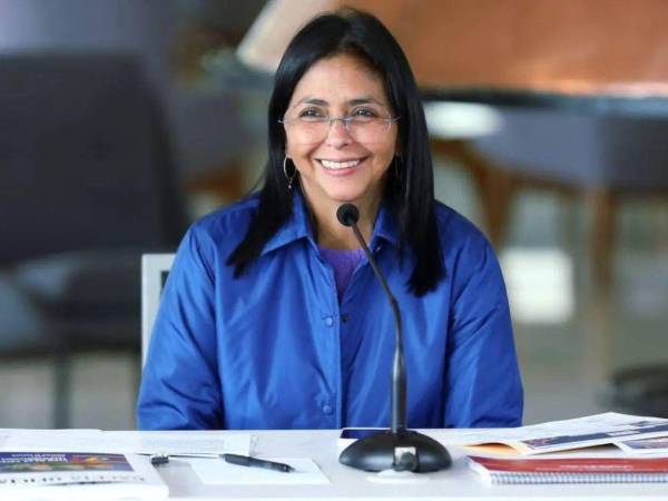 Una red de canales falsos en YouTube difunde contenidos que simulan ser noticieros para favorecer la imagen de la dirigente venezolana Delcy Rodríguez, utilizando narrativas manipuladas y estrategias de desinformación.