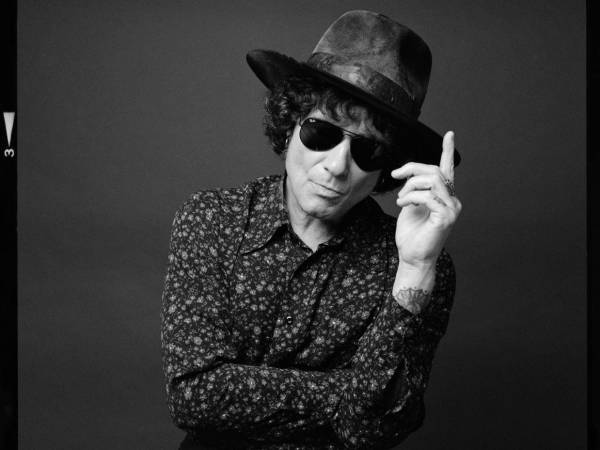 En plena era Woody Allen por su alta productividad, el artista aragonés reflexiona sobre su carrera, su salud vocal y su nueva gira Nuevas Mutaciones.