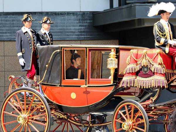 El príncipe Hisahito de Akishino, segundo en la línea sucesoria al Trono del Crisantemo de Japón, cumple 19 años este sábado participando en los ritos protocolarios que le permiten sumarse a las actividades oficiales de la familia imperial, cuya supervivencia recae sobre él, el último varón nacido en su seno.