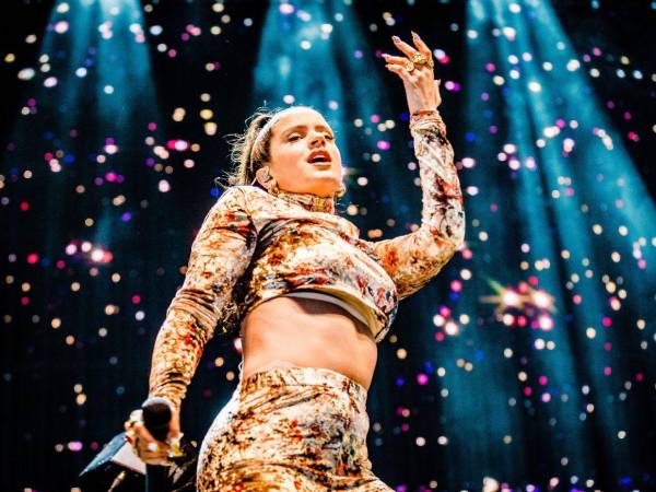 Todo Lux, de Rosalía, es una reflexión sobre los sinsabores y decepciones con el mundo material y los ídolos vanos a la búsqueda de una fuerza realmente merecedora de confianza.