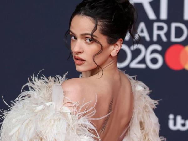 De los tutús plisados a los imponentes tocados de Rafa Peinador, la propuesta estética de la artista en Madrid redefine la conexión entre la iconografía religiosa y la vanguardia de la moda actual.