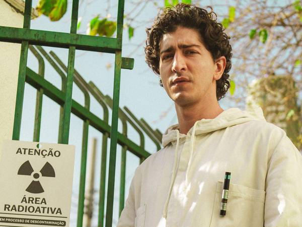 Dos hombres, una máquina abandonada y un polvo azul letal.