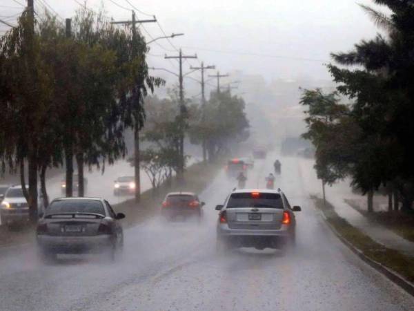 La divergencia en altura favorecerá la formación de lluvias y chubascos este sábado, mientras el oleaje permanecerá entre 1 y 3 pies.