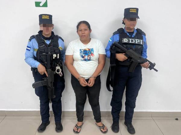 Ericka Elizabeth Oquelí Figueroa de 29 años de edad, conocida con el alias de “La China”, fue capturada por agentes de la Dirección Policial de Investigaciones (DPI) en El Progreso, Yoro.