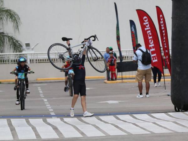 Entre lágrimas, emoción y aplausos, el pequeño Luis Solís levantó su bicicleta al culminar su última vuelta en la Vuelta Ciclística Infantil de EL HERALDO 2025.