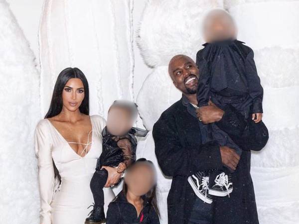 La vida familiar de Kim Kardashian ha tomado un rumbo distinto desde su separación de Kanye West. En una reciente conversación con el pódcast Call Her Daddy, citada por Complex, la empresaria compartió cómo se ha transformado su papel como madre y la manera en que ha debido adaptarse a un entorno donde la presencia del rapero es cada vez más distante.