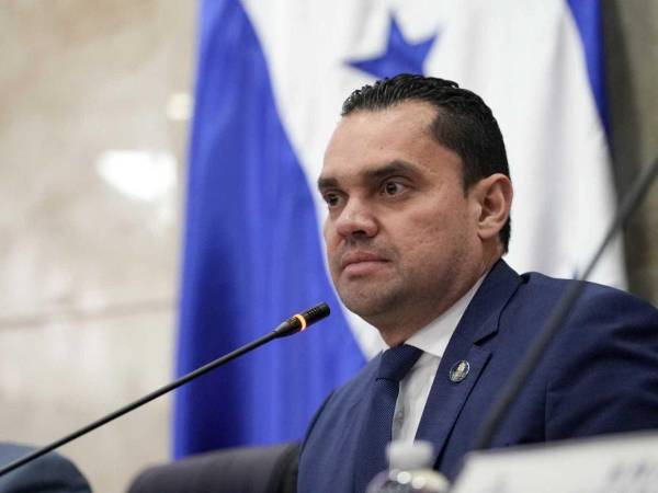 El presidente del Congreso Nacional, Tomás Zambrano, presentó la iniciativa para habilitar el CNE.