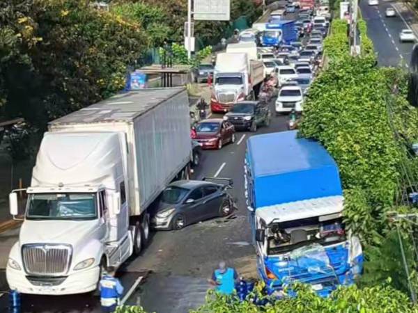 Un brutal accidente se registró la mañana de este viernes en el bulevar Fuerzas Armadas (FF AA), a la altura de la colonia 21 de febrero, frente al parque La Amistad.