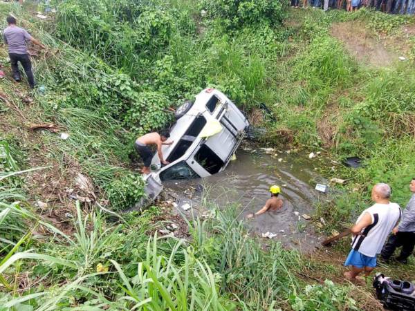 El vehículo cayó en una hondonada y terminó en una pequeña laguna que hay en el lugar.