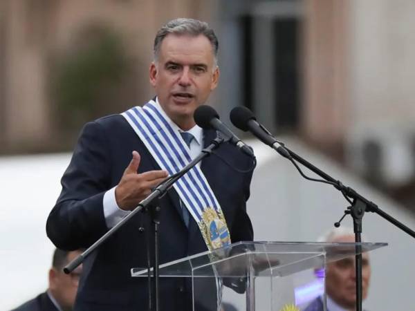 Yamandú Orsi muestra apoyo al presidente electo de Honduras Nasry Asfura.