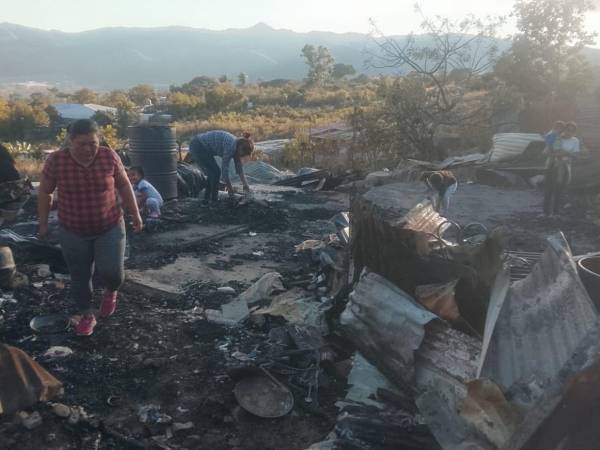 Un incendio consumió las casas de Maryori y Fabiola Hernández en Comayagüela, dejando a siete niños sin hogar; piden ayuda urgente de la población.