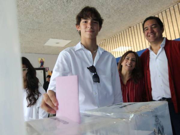 Héctor Zelaya Kafati, nieto de la presidenta Xiomara Castro, ejerció por primera vez su derecho al voto este domingo, acompañado por sus padres: Héctor Zelaya, secretario privado de la mandataria, y Marcela Kafati.