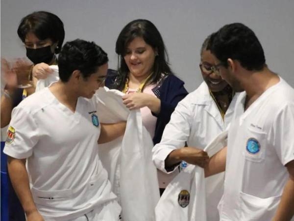 Este año son 180 médicos los que fueron beneficiados con una beca para estudiar una de las especialidades médicas.