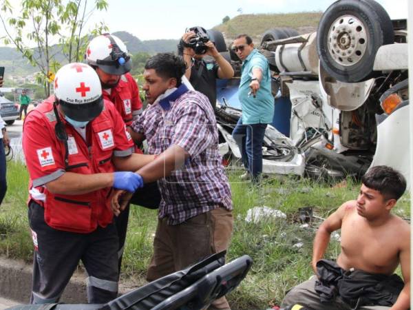 Una escena de destrucción, vehículos convertidos en chatarra y varias personas heridas fue el saldo que dejó el fuerte accidente registrado la mañana de este jueves 16 de julio en el anillo periférico de Tegucigalpa.