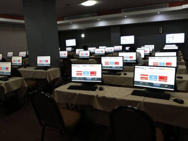 El CNE recibe ofertas para la licitación de conectividad que busca cubrir el 30% de centros de votación sin internet. La licitación contempla la adquisición de kits satelitales, routers e integración tecnológica.