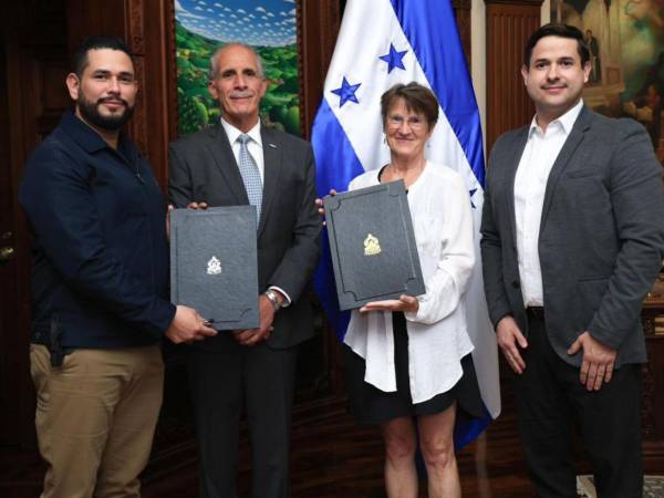 En la foto figuran, de izquierda a derecha: José Miguel Castillo, viceministro de Salud; Nasry Asfura, presidente de la República; Kay Weeden, directora ejecutiva de la Hackett Hemwall Patterson Foundation; y René Enmanuel Tábora López, presidente de la Asociación Hondureña de Nefrología.