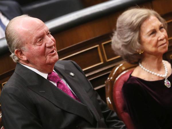 Tras su abdicación en junio de 2014, Juan Carlos I ha estado en el punto de mira por irregularidades en su gestión, y con sus memorias toma la batuta de su propia historia.