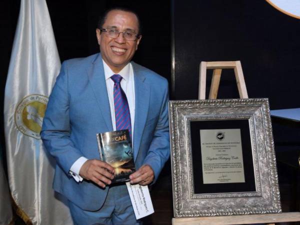 Premiado por su trayectoria, Rodríguez denunció corrupción, cooptación de justicia y alertó sobre la amenaza al Consejo Nacional Electoral.