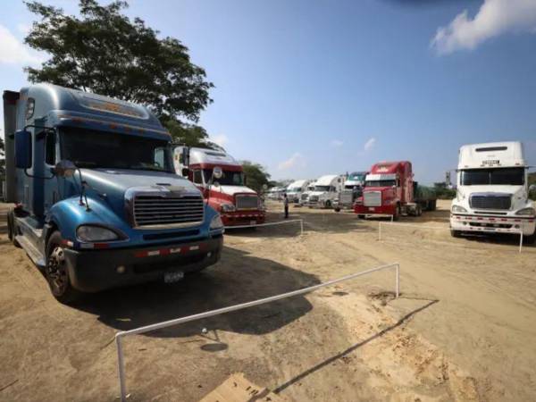 Transportistas de carga pesada en la zona norte amenazan con un paro y toma de carreteras ante el alza de los combustibles y falta de ajustes.