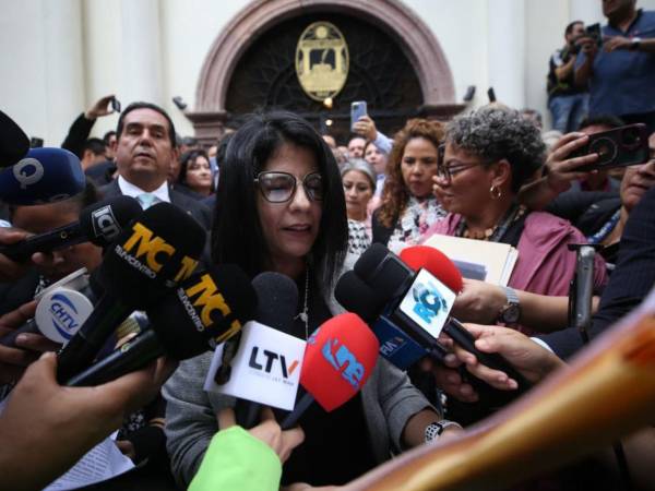 Oposición realizó la sesión en las afueras del Congreso Nacional.