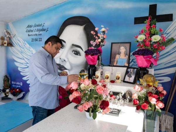 A más de cuatro años de la muerte de la joven mexicana Debanhi Susana Escobar Bazaldua, quien tenía 18 años cuando fue asesinada brutalmente en Nuevo León, México, la verdad sobre los hechos sigue oculta bajo autopsias contradictorias, inconsistencias y autoridades que nunca dieron respuesta. Pero el documental de HBO volvió a poner su caso en el ojo público con detalles impactantes.