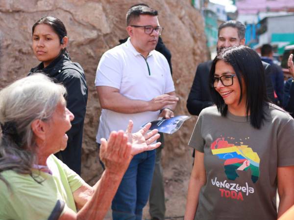 La moneda legal de Venezuela es el bolívar, pero el dólar estadounidense -y en ocasiones, el euro- se utilizan como referencia para fijar precios de bienes y servicios.