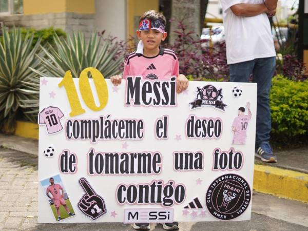 Niños hondureños viven un sueño al esperar a su ídolo Lionel Messi, tanto en el hotel como en el Estadio Olímpico Metropolitano de San Pedro Sula. Sus rostros de emoción y esperanza capturan la magia del fútbol en su máxima expresión.