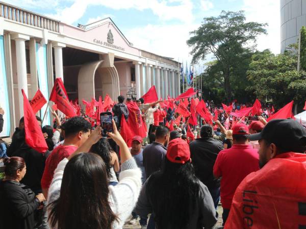 Los militantes de Libertad y Refundación (Libre) ingresaron con banderas y bocinas a la Casa Presidencial, para esperar a la presidenta Xiomara Castro.