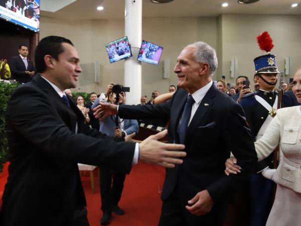 Asfura y Zambrano se dieron un fuerte abrazo tras ser juramentado como presidente.