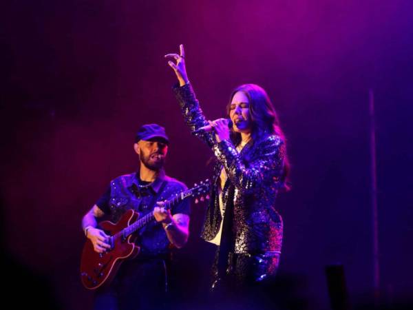 Con Jesse al piano y Joy entre paneles de luz, el dúo mexicano presentó en Tegucigalpa El Despecho Tour.