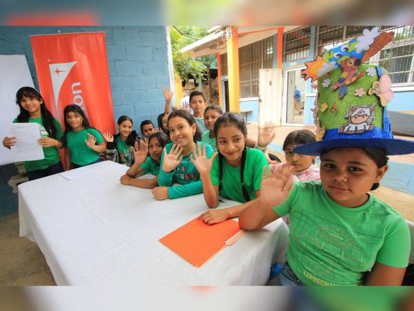 Con la colaboración de World Vision, la nueva generación de defensores ambientales del CEB Rafael Pineda Ponce expuso frente a toda la escuela.