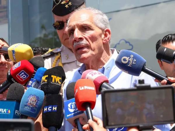 Asfura anuncia obras para evitar inundaciones y ampliar el aeropuerto Villeda Morales, durante una entrevista en rueda de prensa.