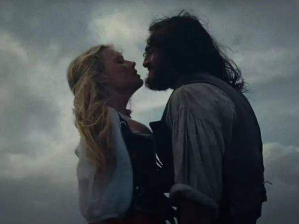 Las críticas no cesan hacia la adaptación de la obra literaria de Emily Brontë, pero así como cosecha detractores, también cosecha millones en taquilla.