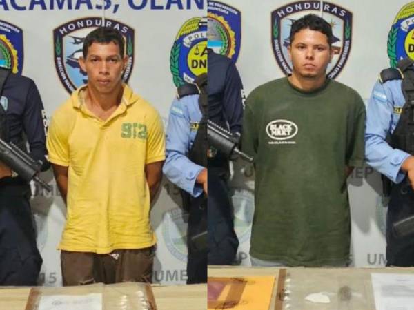Marco Tulio Ramos Erazo y Juan Ramón Santos Erazo, al ser detenidos por la Policía, en el barrio La Cruz, de Catacamas.