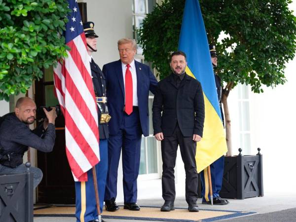 Vistiendo con una camisa y chaqueta negras, un cambio con respecto a su tradicional indumentaria, Zelenski fue recibido en el Ala Oeste de la Casa Blanca por Trump.