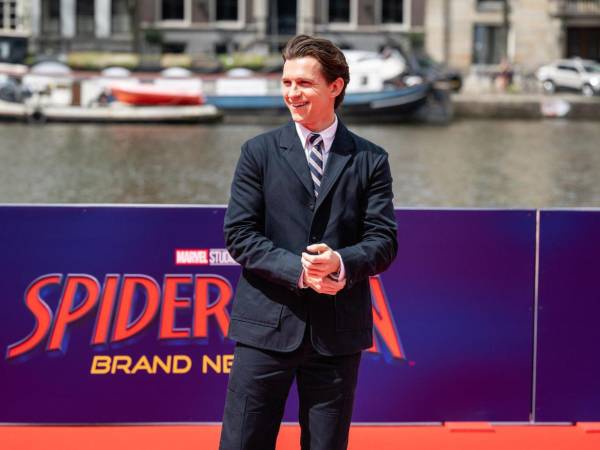 Callum Turner, Aaron Taylor-Johnson, Jacob Elordi, Theo James y Tom Holland, son nombres que han sonado fuerte para tomar el relevo de Daniel Craig como James Bond, pero de todos, Holland ha sido el menos discreto.