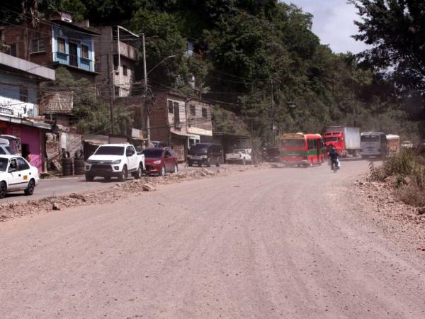 La construcción de la carretera que conduce de Tegucigalpa hacia el departamento de Olancho se mantiene paralizada, pese a las múltiples promesas de la Secretaría de Infraestructura y Transporte (SIT).