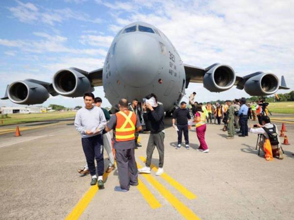 Cada día llegan vuelos a Honduras con migrantes que son enviados de Estados Unidos y México.