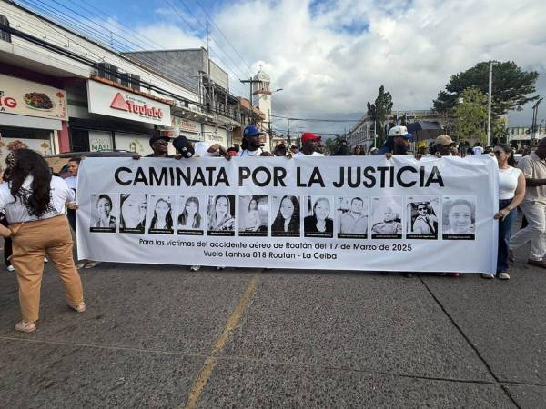 Durante la movilización, los participantes portaron pancartas y lanzaron consignas con las que recordaron a las víctimas, al tiempo que reiteraron su demanda de respuestas claras por parte de las autoridades.