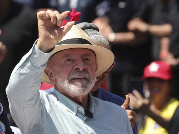 Lula afirma estar confiado de su victoria al votar en las presidenciales de Brasil.